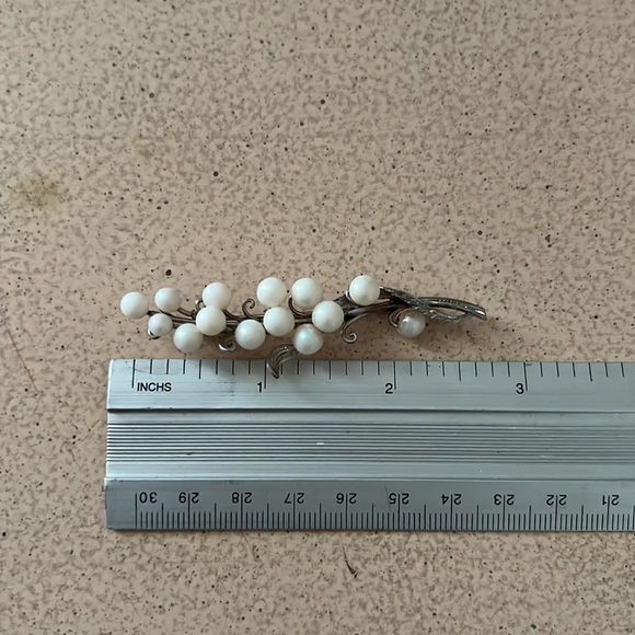 ⚪️Vintage Floral Silver and Pearl Brooch / Pin ⚪️ - Picture 3 of 3